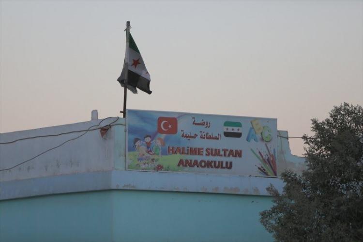 <p>T&uuml;rkiye, Suriye'de ter&ouml;r &ouml;rg&uuml;t&uuml; DEAŞ'tan kurtarılarak g&uuml;venli hale getirilen b&ouml;lgelerde yaşayan bireylerin eğitim hakkından faydalanmalarına da b&uuml;y&uuml;k &ouml;nem veriyor.</p>
