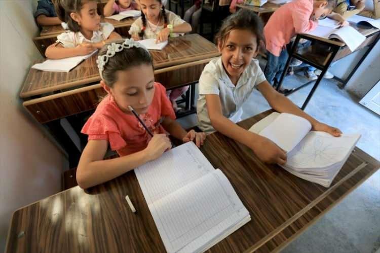 <p>Bu kapsamda, Fırat Kalkanı Harekatı b&ouml;lgesinde, Milli Eğitim Bakanlığının destekleriyle eğitime hazır hale getirilen 684 okulda bu sene ilkokul, ortaokul ve lise &ccedil;ağında toplam 192 bin 569 &ouml;ğrenci ders başı yaptı.</p>
