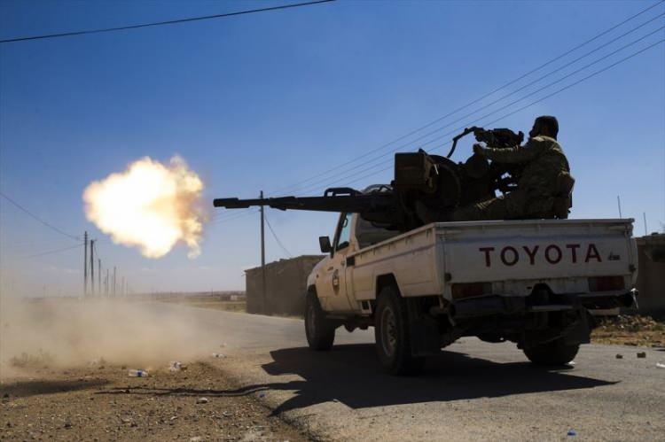 <p>İ&ccedil; savaş boyunca s&uuml;rekli el değiştiren b&ouml;lgede siviller evlerini terk etmek zorunda kalmıştı ancak Fırat Kalkanı Harekatı ile b&ouml;lgenin DEAŞ'tan temizlenmesinin ardından, yerinden edilen veya T&uuml;rkiye'ye sığınan &ccedil;ok sayıda aile evlerine d&ouml;nd&uuml;.</p>
