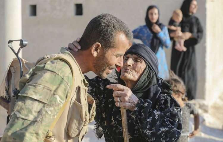 <p>Suriye lirasının ABD doları karşısında y&uuml;ksek değer kaybı yaşaması ve dalgalı seyretmesi nedeniyle s&ouml;z konusu b&ouml;lgelerde siviller son d&ouml;nemde alışverişlerde TL kullanıyor.</p>
