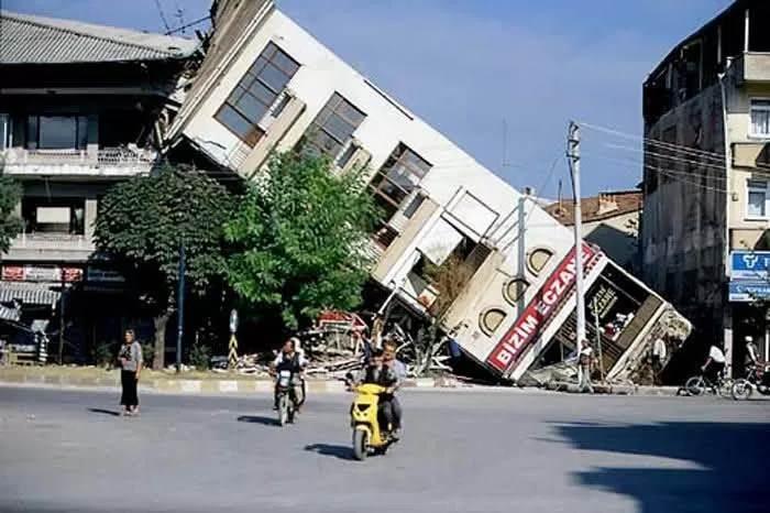 <p>17 Ağustos 1999 yılında Kocaeli'nin Gölcük ilçesinde meydana gelen 7,4'lük depremin üzerinden tam 21 yıl geçti. 21 yıl geçmesine rağmen ise bu fotoğraflar hafızalardan silinmedi. </p>
