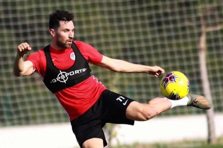 <p>Fenerbahçe'de Emre Belözoğlu, Sinan Gümüş'ün menajeriyle İstanbul'da görüştü. Bonservisi Genoa'da bulunan Sinan Gümüş için sarı-lacivertliler 3 yıllık sözleşme konusunda anlaştı. (FANATİK)</p>
