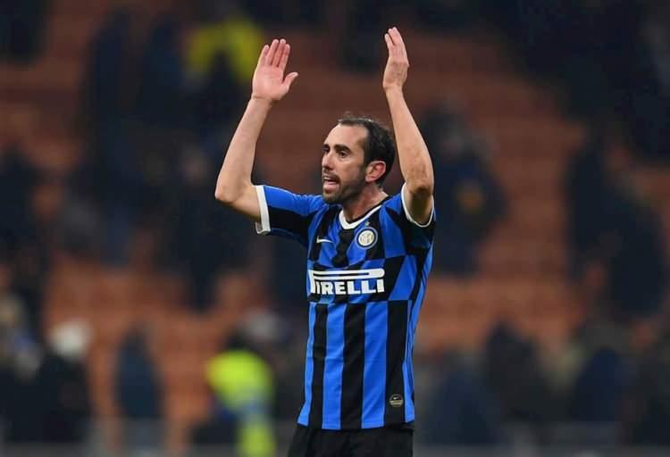 <p>Inter, yüksek maliyetinden kurtulmak istediği 34 yaşındaki Diego Godin'e ayrılık için baskı yaptı. Emre Belözoğlu, Uruguaylı futbolcu için devreye girdi ve eski takım arkadaşını Fenerbahçe'ye getirmek için harekete geçti. (FOTOMAÇ)</p>
