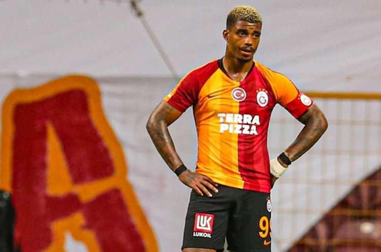 <p>Mario Lemina'yı yeniden kiralamak isteyen Galatasaray, Gabonlu futbolcunun transferinde sona geldi. Southampton'a 1 milyon euro kiralama ücreti ödeyecek olan sarı-kırmızılılar, geçen sezon 2.05 milyon euro kazanan futbolcuya bu sezon 1 milyon euro ödeyecek. (FANATİK)</p>