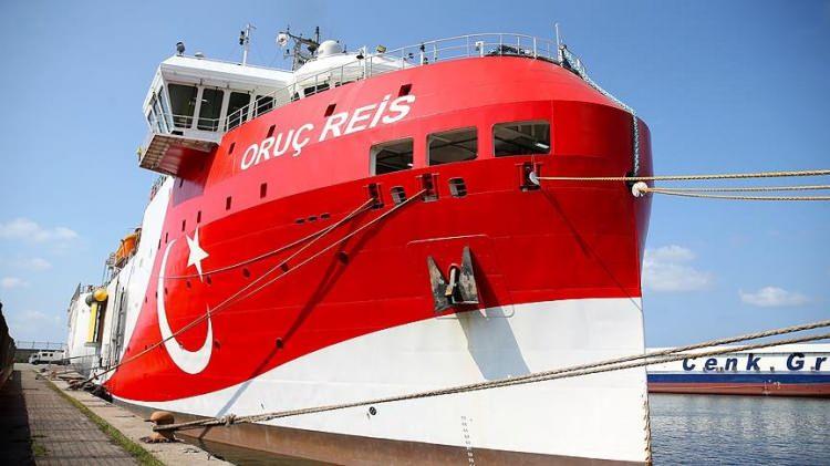 <p>Oruç Reis ile deniz tabanından itibaren 15 bin metre derinlikteki jeolojik yapılar görüntülenebiliyor. Modern uzaktan kumandalı su altı aracı (ROV) ile 1500 metre su derinliğindeki deniz tabanı ayrıntılı olarak izlenebiliyor, deniz suyundan ve tabanından numune alınarak ölçüm ve analizler anında yapılabiliyor.</p>
<p> </p>