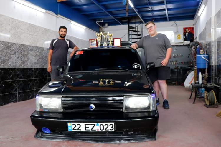 <p>Onurcan Aksoy, 4 yıl önce kaporta dükkanının bulunduğu Edirne Sanayi Sitesi'nde malzeme ihtiyacı için gittiği hurdacıda motorsuz, boş halde duran 1990 model otomobili gördü. </p>
