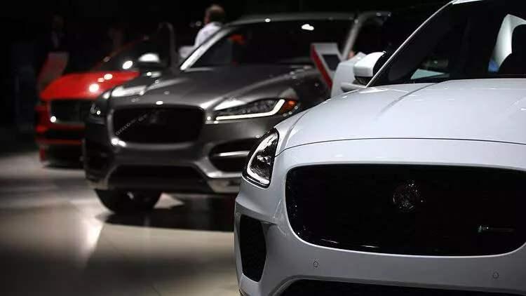 <p>Her geçen gün yükselen otoomobil fiyatları, özellikle sıfır kilometre otomobil sahibi olmayı zorlaştırıyor. Ocak ayından itibaren döviz kurlarının da etkisiyle fiyatlar sürekli artarken, yerli üreticilerin kademeli olarak üretime başlamasıyla birlikte bayilerdeki araç sayısı da yükseliyor. Türkiye pazarında sıfır kilometre otomobil sahibi olmak için ayrılması gereken en düşük bütçe 107 bin TL’den başlıyor. Tofaş Bursa fabrikasında üretilen Fiat Egea Sedan 1.4 Fire 95 HP Easy, kampanyalı olarak 106.900 TL fiyatıyla ülkemiz pazarında şu anda satılan en uygun fiyatlı sıfır kilometre otomobil unvanını taşıyor.</p>