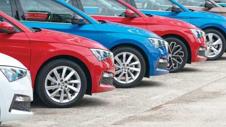<p><span style="color:#FF8C00"><strong>SİGORTALARA DİKKAT</strong></span></p>
<p>Özellikle kredili alımlarda otomobillere trafik sigortası dışında, kasko sigortası yapılması zorunlu tutuluyor. Otomobili satan bayilerin tümü, anlaşmalı oldukları çok sayıda sigorta şirketinin fiyatlarını müşterilerine sunuyor. Trafik sigortasında çok fark etmese de kaskoda fiyatlar değişebiliyor.</p>
<p>Türkiye pazarının en uygun fiyatlı sıfır kilometre otomobili Tofaş Bursa fabrikasında üretilen Fiat Egea Sedan 1.4 Fire 95 HP Easy, kampanyalı olarak 106.900 TL fiyat etiketine sahip. </p>
<p>Türkiye pazarında satılan en uygun fiyatlı SUV unvanını 156.900 TL başlangıç fiyatına sahip 1.0 lt 100 beygirlik Dacia Duster kazanıyor. </p>