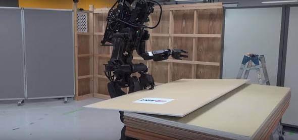 <p>Robot önce tahtayı kendine doğru çekiyor...</p>

<p> </p>
