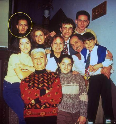 <p>Ekranın nadir ikiz oyuncularından olan Sarp Akkaya ve Kaya Akkaya, hen&uuml;z ortaokul yıllarındayken Bizim Aile dizisiyle kendilerini g&ouml;stermişlerdi.</p>
