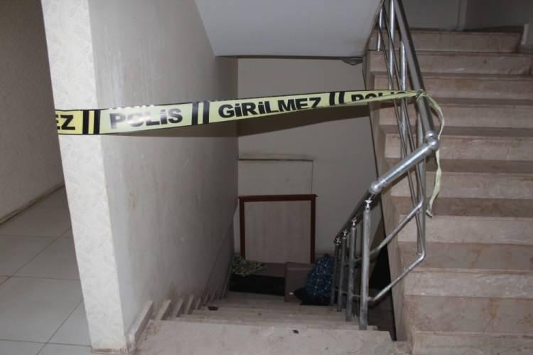 <p>Kilis’te yabancı uyruklu bir kişi, kayınvalidesini öldürdükten sonra 5 katlı binanın zemini eşerek gömdükten sonra üzerine beton döktü.</p>
