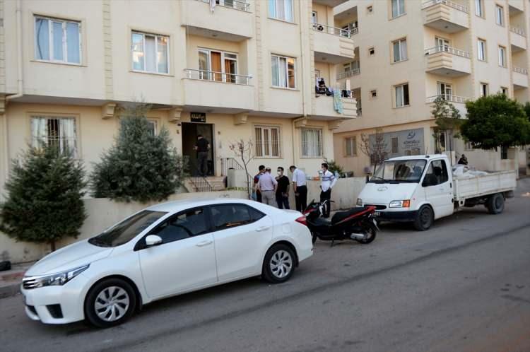 <p>Olay Yeri inceleme Şube Müdürlüğü ile Asayiş Şube Müdürlüğü ekipleri tarafından ceset çıkarılarak otopsi yapılmak üzere hastane morguna götürüldü. </p>
