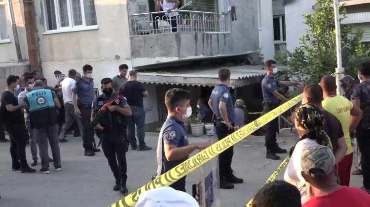 <p>Çevredekilerin ihbarı üzerine olay yerine çok sayıda polis ve sağlık ekipleri sevk edildi. Sağlık ekipleri Dudu Çağın’ın hayatını kaybettiğini belirledi.</p>
