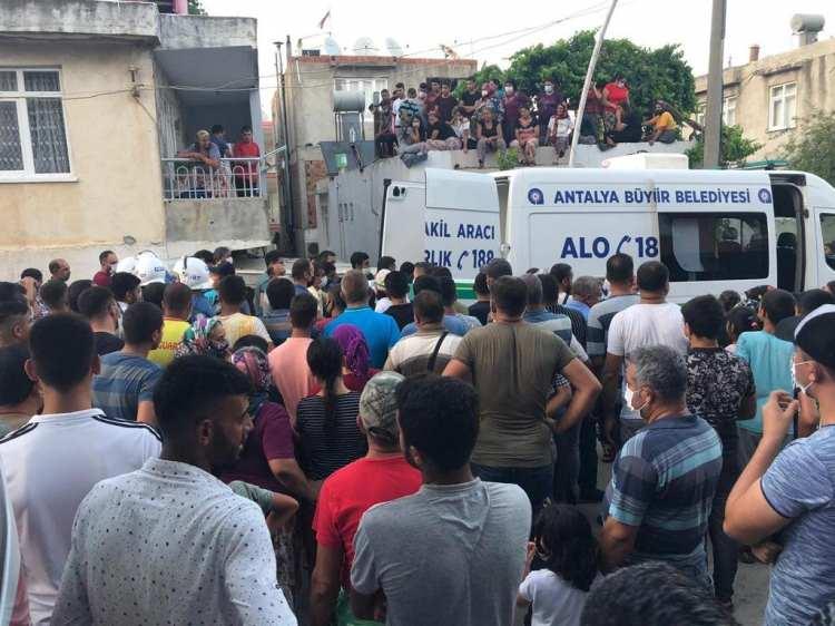 <p> Savcılık işlemlerinin ardından Dudu Çağın’ın cesedi otopsi Antalya Adli Tıp Kurumu Morgu'na kaldırılırken, polis kaçan şüphelinin bulunması için çalışma başlattı.</p>