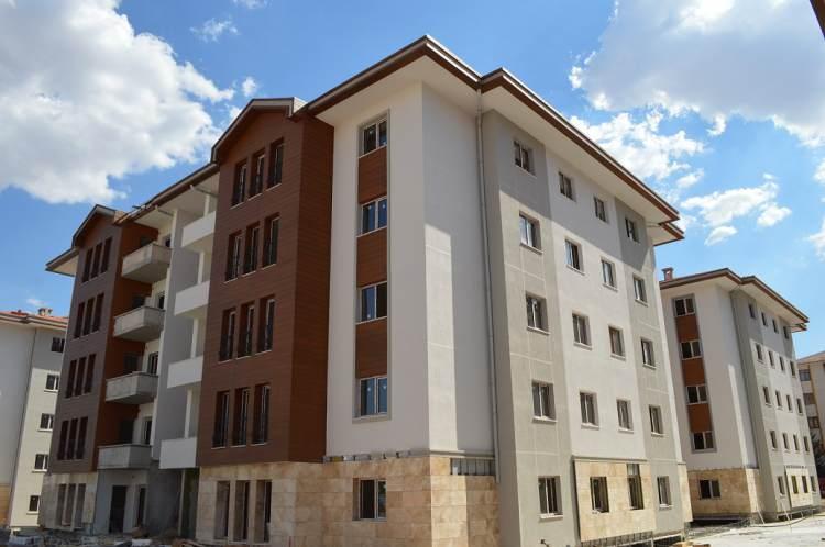 <p>Pandemi sürecinin yeni normal hayata geçmesinin ardından konut satışları arttı, gayrimenkul sektörü eski canlı günlerine geri döndü. Temmuz ayında rekor seviyede konut satışı gerçekleşti ve Türkiye genelinde konut satış fiyatları yüzde 19,5 arttı. </p>