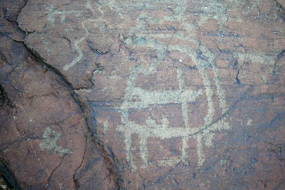 <p>İsviçre Alpleri'ni aratmayan Cilo ve İkiyaka dağlarının zirvelerine yakın bölgede bulunan ters lale, insan, yılan, geyik, dağ keçisi, yaban koyunu, tavşan, kurt, tilki ve sembolik şekillerden oluşan kaya resimleri de ziyaretçilerin ilgisi çekiyor.</p>
<p> </p>