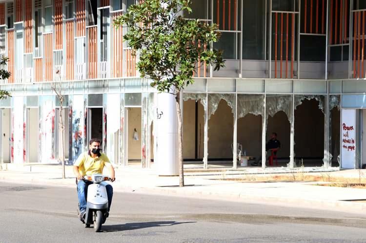 <p>Beyrut'un yine turizmin gözdesi olduğu dönemde yat limanı yakınında 1974'te inşa edilen 26 katlı ve 400 odalı Holiday Inn Oteli de henüz faaliyete geçemeden iç savaşın kurbanı olmuş. Silahlı gruplar arasında yoğun çatışmalara sahne olan otel, tarafların çatısından birbirini attığı kötü bir şöhrete sahip.</p>

<p> </p>
