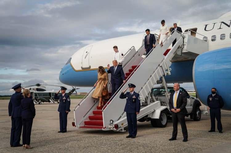Melania Trump, Donald Trump'ın elini tutmasına izin vermedi
