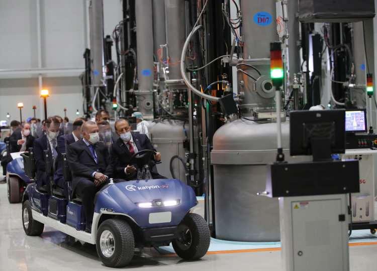 <p>Cumhurbaşkanı Erdoğan, Ankara'nın Sincan ilçesi Başkent Organize Sanayi Bölgesi'nde kurulan Kalyon Güneş Teknolojileri Fabrikası'nın açılış törenine katıldı. </p>
