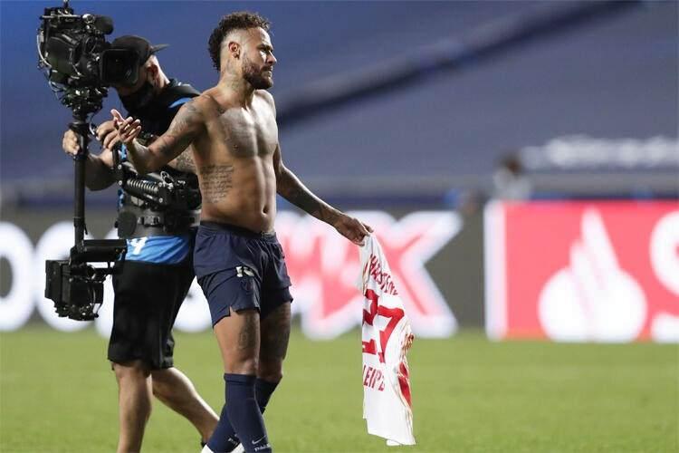<p>Bilindiği üzere UEFA'nın KOVİD-19 sebebiyle değiştirdiği sağlık kuralları çerçevesinde oyuncuların maçı içi ve sonrasında forma değiştirmeleri yasak.</p>