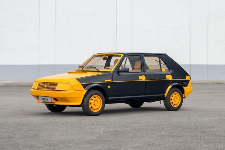 <p><strong>MAHKEMELİK MODEL: SEAT RONDA</strong></p>

<p>1982 yılında, büyük bölümünü Rayton Fissore ile geliştirdiği, SEAT Ritmo temelli bir model olan SEAT Ronda’yı tanıttı. Ancak bu otomobile bir intihal davası açıldı. Mahkemeyi ikna etmenin zorluğunu düşünen SEAT,modelde kullandığı kendi parçalarını sarıya boyandığı siyah renkli bir SEAT Ronda’yı mahkemeye sundu. Ronda ile Ritmo arasındaki en görünür bu dış tasarım farkları sayesinde herkes gibi mahkeme de SEAT Ronda'nın gerçek bir SEAT otomobili olduğunu kabul etti.</p>
