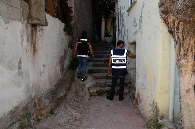 <p>Uygulama kapsamında; 06:30’da başlayarak adli makamlardan alınan arama kararlarına istinaden, narkotik suçlarından aranması olan şahısların yakalanmasına yönelik tespit edilen adreslerde arama,</p>
<p> </p>