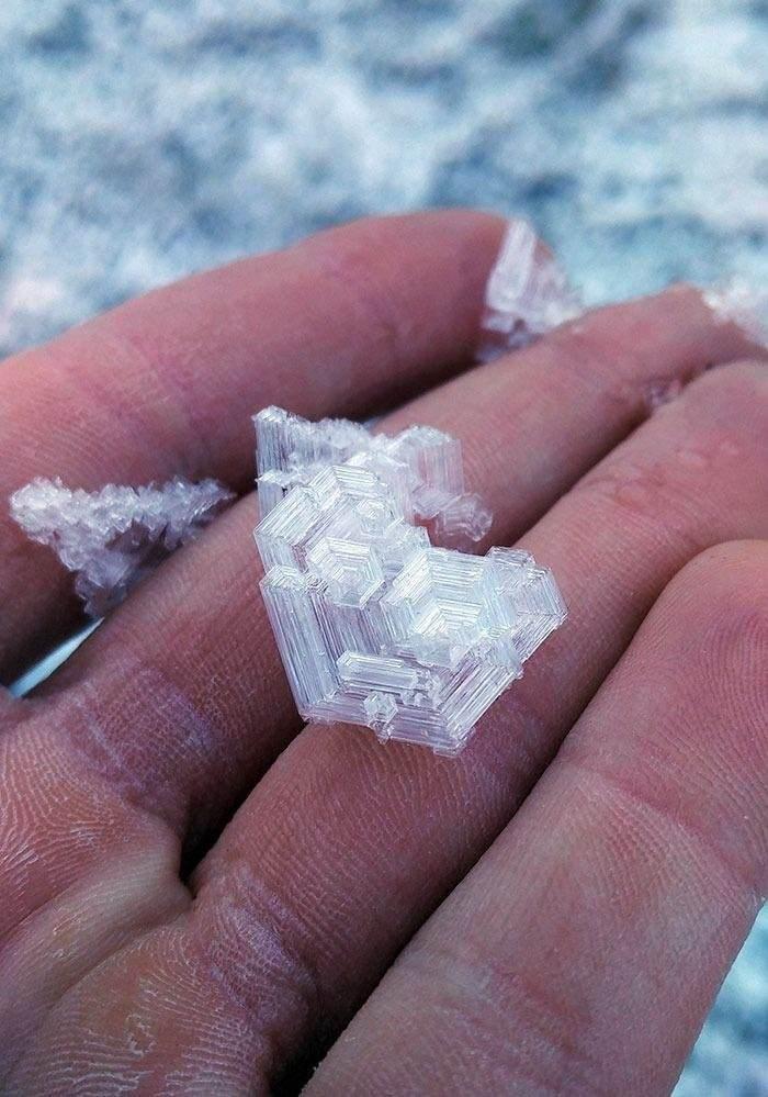 <p>İsveç'te bulunan büyük bir buz kristali.</p>

<p> </p>
