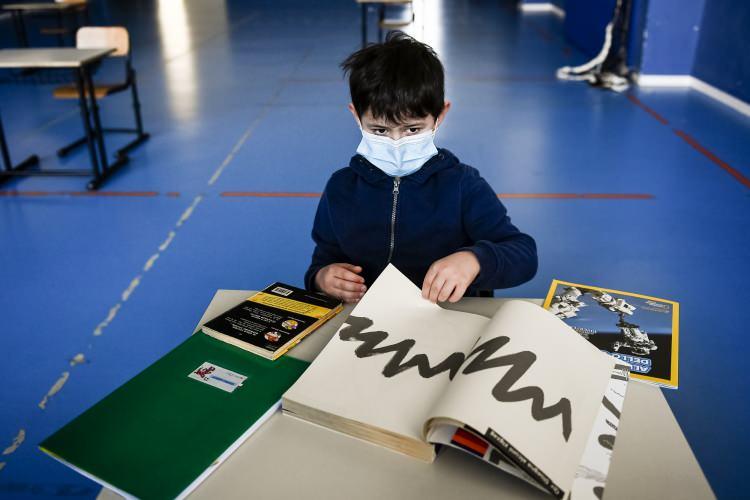 <p>Güneydeki Campania’nın bölgesel yönetim başkanı Vincenzo De Luca, ay sonunda durumu değerlendireceklerini, vakaların artmaya devam etmesi halinde bölgelerini giriş-çıkışlara kapatacaklarının sinyalini verdi. </p>
