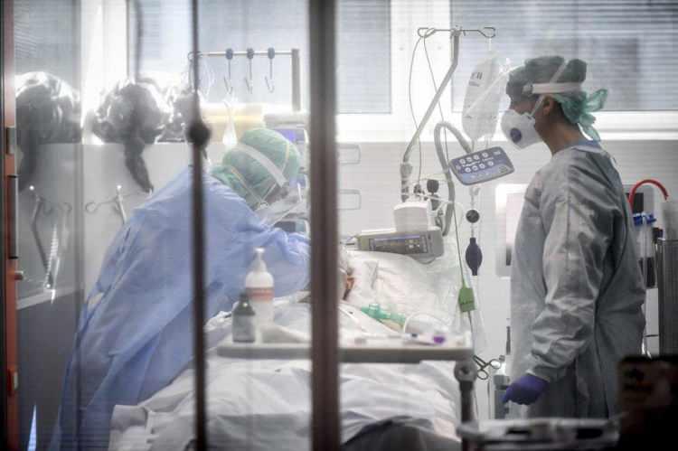 <p>VAKALARIN YAŞ ORTALAMASI 32'YE KADAR DÜŞTÜ</p>
<p>Bu arada, Yüksek Sağlık Enstitüsü, son iki haftada vakaların yaş ortalamasının 32'ye kadar düştüğünü bildirdi. </p>