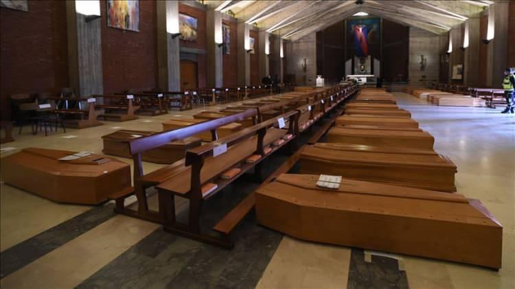 <p>Kuzeydeki Emilia-Romagna’nın bölgesel yönetim başkanı Stefano Bonaccini de ülkede yeni vakaların yükseldiğini ancak bunun, bölgeler arası seyahate kısıtlama getirecek düzeyde olmadığını savundu. </p>