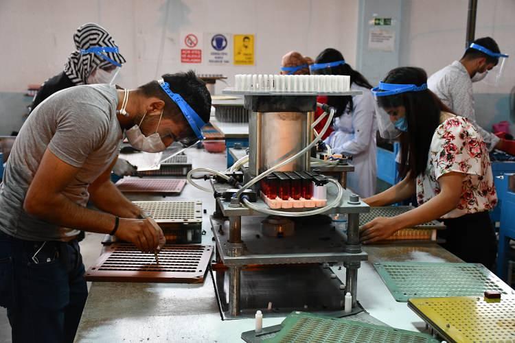 <p> Fabrika bu yıl itibarıyla Kuzey Kıbrıs Türk Cumhuriyetine (KKTC) yaptığı ilk sevkiyatla ihracata da başladı. - İş insanlarına "Doğubayazıt'a yatırım yapın" çağrısı Karaaslan, AA muhabirine, yıllardır vazgeçmediği memleketine fabrika kurma hayalini devletin sağladığı teşvikle gerçeğe dönüştürdüğünü söyledi.</p>