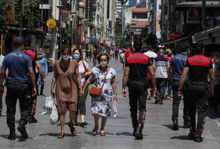 <p>"Kendi mahallelerine en yakın semt pazarı, market ve alışveriş merkezlerini kullanmaları, alışverişlerini kalabalığın yoğunlaşmadığı sabah 10.00-12.00 saatleri arasında yapmalarına, düğün törenlerine gelin ve damadın anne, baba, büyükanne ve büyükbaba gibi birinci derece yakını olan 65 yaş ve üzeri kişilerin katılmasına, bunun dışındaki 65 yaş ve üzeri kişilerin katılmamasına, taziye ziyaretlerine vefat edenin anne, baba, büyükanne, büyükbaba gibi birinci derece yakınlarının sosyal mesafe kurallarına dikkat ederek katılmalarına, bunun dışındaki 65 yaş ve üzeri kişilerin katılmamalarına, asker uğurlama törenlerine katılmamalarına, mesai saatleri nedeniyle toplu taşıma araçlarında oluşabilecek yoğunluktan etkilenmemeleri için toplu taşıma araçlarını 10.00-16.00 saatleri arasında kullanmalarına oy birliğiyle karar verildi."</p>

<p> </p>
