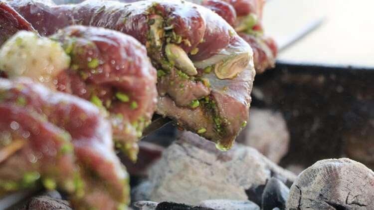 <p>Gaziantep'te kebapçılık yapan Necdet Kılıçoğlu, taze Antep fıstığını ete sarıp, kebap yaptı. Kılıçoğlu, 'Fıstıklı et dürümü' ismi verdiği ve patent başvurusunda bulunduğu kebap ilgi görünce talebe yetişememeye başladı.</p>
<p> </p>