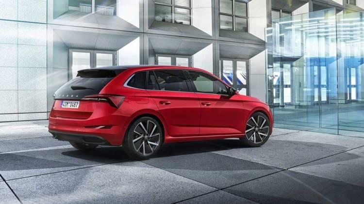 <p>Elite donanım seviyesi 115 beygirlik 1.0 litre TSI ve DSG şanzıman kombinasyonuyla geliyor. Premium donanım seviyesinde ise bu kombinasyona ek olarak 1.5 litre TSI benzinli ve 1.6 litre TDI dizel motorlarla tercih etmek mümkün. Her iki versiyonda da DSG şanzıman standart.</p>
