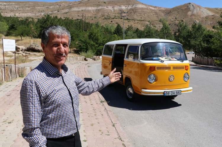 <p>Sivas’ta özenle baktığı 44 yıllık klasik minibüsüne 100 bin lira teklif etmelerine rağmen satmayan Serdar Tuncay, 27 kendisinde bulunan minibüse gözü gibi bakıyor.</p>

<p> </p>
