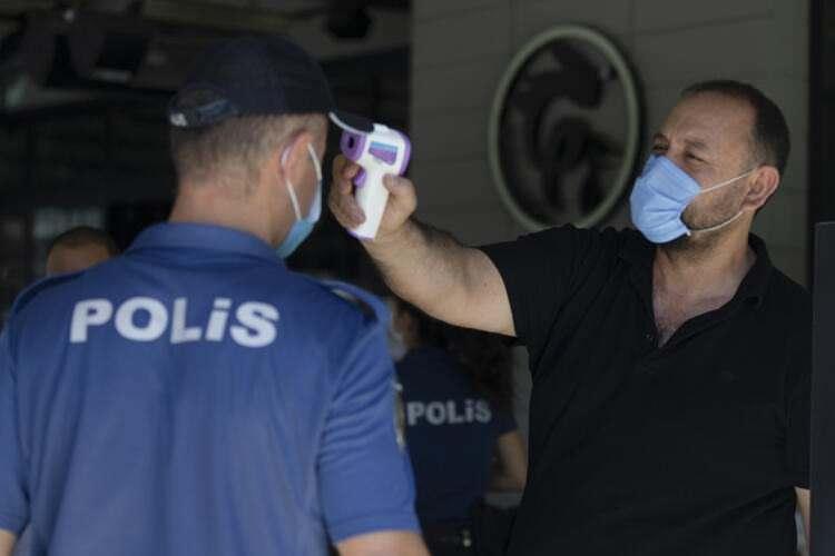 <p><strong>HATAY</strong><br />
<br />
Hatay Valiliği de Kovid-19 tedbirleri kapsamında düğün ve taziyelere kısıtlama getirdi.</p>
