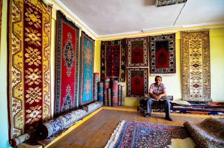 <p><strong>- "Bunun değeri sağlıkla ölçülür"</strong></p>
<p>Karadoğan, el dokuması halıların sağlık açısından faydasına da değinerek, şunları söyledi:</p>
<p>"Her şey naylona, plastiğe döndü. Bugün makine halısında hiçbir el emeği yok, yün yok. Bunun en büyük değeri sağlıkla ölçülür. Ladik halısı yüzde yüz yün olduğu için tamamen sağlıklıdır. </p>