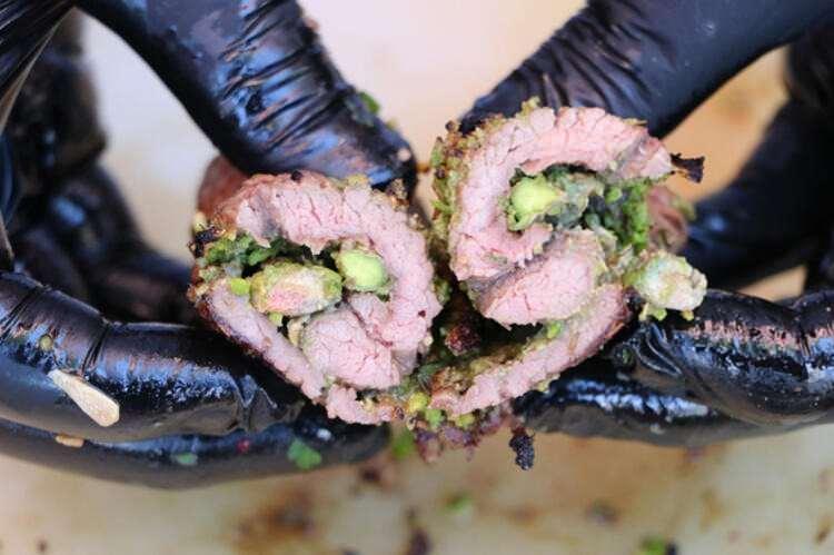 <p>Etli fıstık dürüm ismini verdiği yeni kebabı ilgi toplayan Kılıçoğlu şimdi talebe yetişemiyor.</p>
<p> </p>