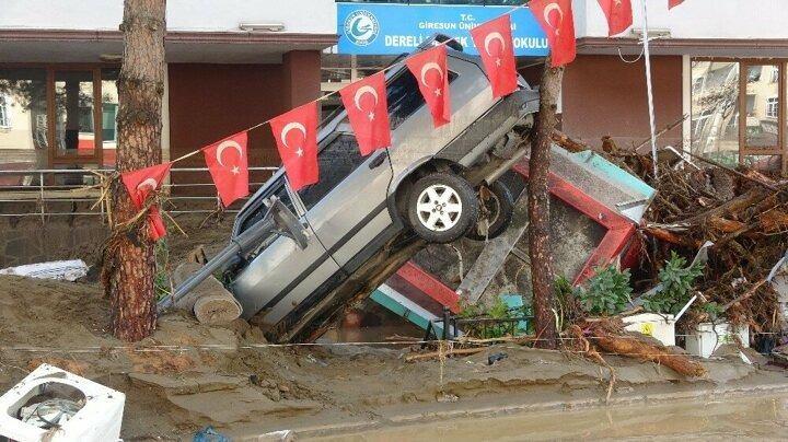 <p>"Su yukarıdan yavaş yavaş akmaya başladı. Taksi durakları daha sonra ara&ccedil;lar s&uuml;r&uuml;klenmeye başladı. Bazı ara&ccedil;lar dereye d&ouml;k&uuml;ld&uuml;. Bazı arabaların ışığı yanıyordu inşallah i&ccedil;inde insan yoktur."</p>
