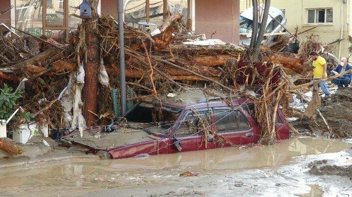 <p>"B&uuml;t&uuml;n d&uuml;kkanları su kapladı. D&uuml;kkanlar su ve bal&ccedil;ıkla doldu. Malzemeler gitti. Rabbim beterinde korusun"</p>
