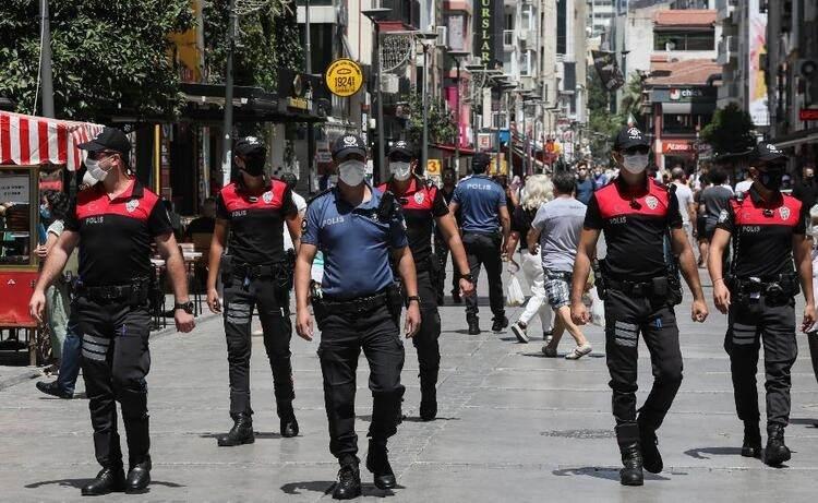 <p><strong>İZMİR</strong><br />
<br />
İzmir Valiliğinden yapılan yazılı açıklamada, Vali Selim Köşger başkanlığında toplanan İl Hıfzıssıhha Kurulunu İçişleri Bakanlığı İller İdaresi Genel Müdürlüğünün 65 yaş ve üzeri vatandaşların sokağa çıkma kısıtlamaları hakkındaki genelgesi doğrultusunda bazı kararlar aldığı belirtildi.</p>
