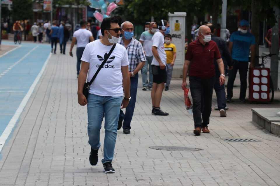 <p><strong>NİĞDE</strong><br />
<br />
Niğde'de yeni tip koronavirüsle mücadele kapsamında, vatandaşların yoğun olduğu caddelerde gezerek yiyecek ve içecek tüketilmesi, sigara içilmesi yasaklandı.</p>
