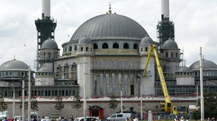Taksim Camii'nin minareleri tamamen bitti! İşte son görüntüsü .