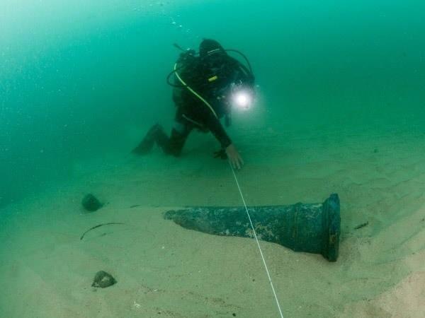 <p>Suyun 12 metre altındaki gemide baharatlar, seramikler, toplar, deniz kabukları ve Portekiz krallığına ait armalar var.</p>
