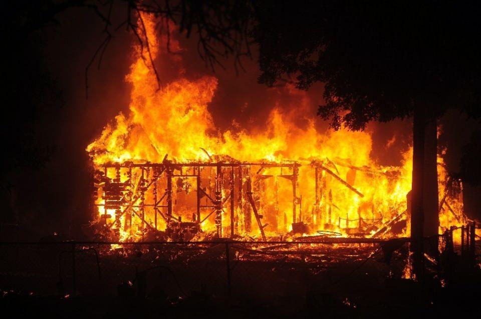 <p>Avustralya ve Kanada’dan yardım talebi<br />
California Valisi Gavin Newsom yangınların yıldırım düşmesi sonucu şiddetini arttırdığını ifade ederken, Kanada ve Avustralya’dan yardım talep etti. Newsom, Başkan Donald Trump’a yangınların devam ettiği bölgelerin "afet bölgesi" olarak ilan edilmesi konusunda çağrı yaptı. Newsom, yangınlardan ikisinin şu anda eyalet tarihinin en büyük 7. ve 10. yangın olduğunu aktardı. Yangınlardan en çok etkilenen bölgenin San Francisco’nun güneyi ve doğusundaki dağlar olduğu belirtildi.<br />
California eyaletinde yaklaşık 65 bin nüfusa sahip Santa Cruz kentinde devam eden yangınların, California Üniversitesi Santa Cruz kampüsünü tehdit ettiği ve bölge sakininin tahliye için her alan hazır olmadığı gerektiği duyuruldu.<br />
Palo Alto kentinin doğusundaki ve Sacramento bölgesinin güneyinde eyalet tarihinde en büyük orman yangınlarıyla karşı karşıya olunduğu belirtilirken, Pazar günü kuru fırtınaların şiddetini arttıracağı konusunda uyarı yapıldı.</p>

