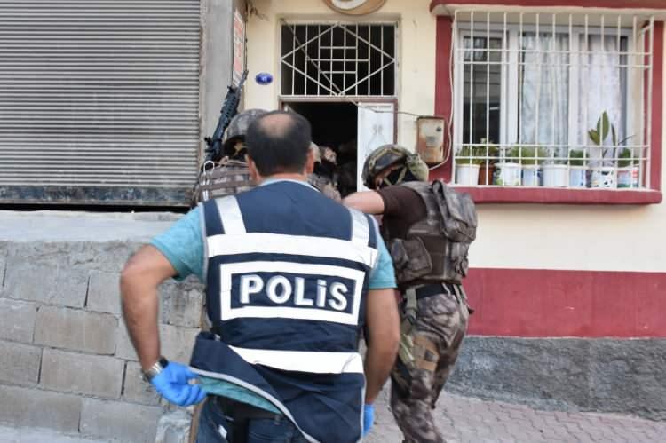 <p>Ülke genelinde Emniyet Genel Müdürlüğü, Jandarma Genel Komutanlığı ve Sahil Güvenlik Komutanlığına bağlı birimlerinden 9 bin 634 ekip, 9 hava aracı, 60 deniz aracı, 34 bin 706 personel ve 409 narkotik dedektör köpeğin katılımıyla eş zamanlı olarak 3 bin 521 ikamet/işyeri, 5 bin 341 park, 13 bin 886 sokak ve 10 bin 935 metruk binada icra edilen arama ve uygulamalarda;253 bin 938 şüpheli şahıs kontrol edildi. Narkotik suçundan aranan 642 hedef şahıs yakalandı. 70 şahsa TCK md.188, 173 şahsa TCK md.191’den yasal işlem yapıldı. </p>
<p> </p>