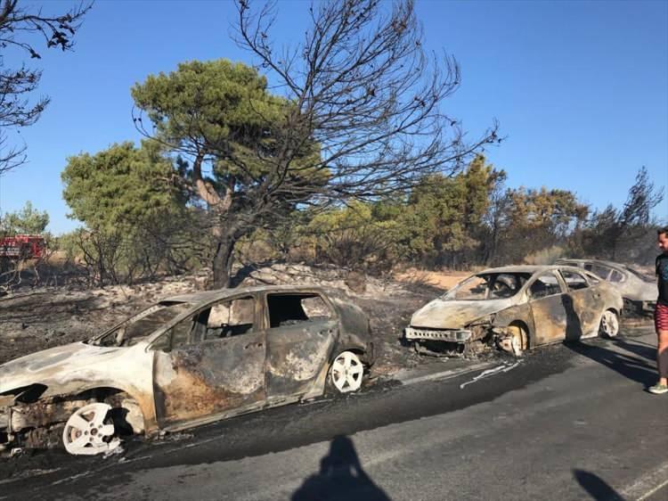 <p>Araçlarını kurtarmaya çalışan bazı vatandaşların el ve ayaklarında yanıklar oluştuğu bildirildi. Yangın kontrol altına alındı, soğutma çalışmaları devam ediyor.</p>
