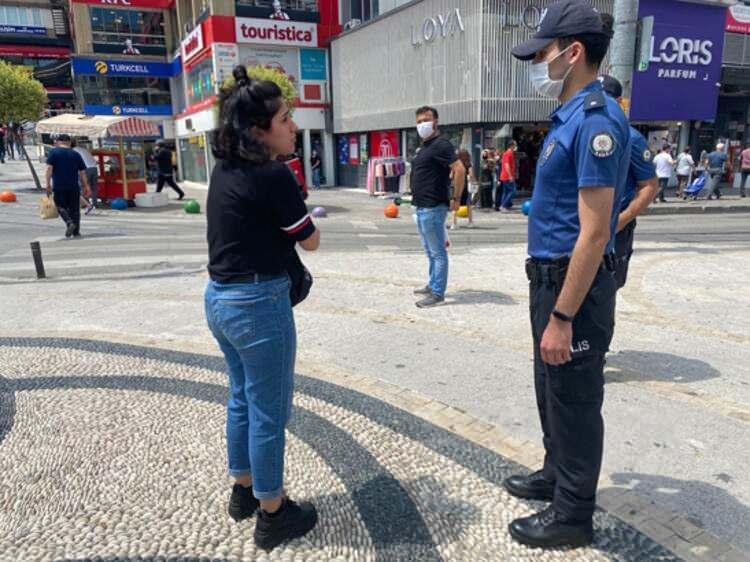 <p>Bolu'da Kovid-19'la mücadele kapsamında, özellikle il dışından en çok ziyaretçinin geldiği Abant ve Gölcük Tabiat Parkı ile Yedigöller Milli Parkı'na girişlerin Hayat Eve Sığar "HES" uygulaması ile yapılması kararlaştırıldı. İlde, sünnet düğünü, nişan, kına, düğün, taziye gibi etkinlikler 2 saatle sınırlandırılarak yemek ikramı yasaklandı, 65 yaş üstü vatandaşların, toplu ulaşım araçlarını kullanmaları, sünnet düğünü, nişan, kına, düğün, taziye, cenaze namazı ve pazar yerlerine gitmeleri kısıtlandı. Cadde ve sokaklarda sigara içilmesi, çekirdek ve dondurma gibi gıdaların tüketilmesine kısıt getirildi.</p>
<p> </p>