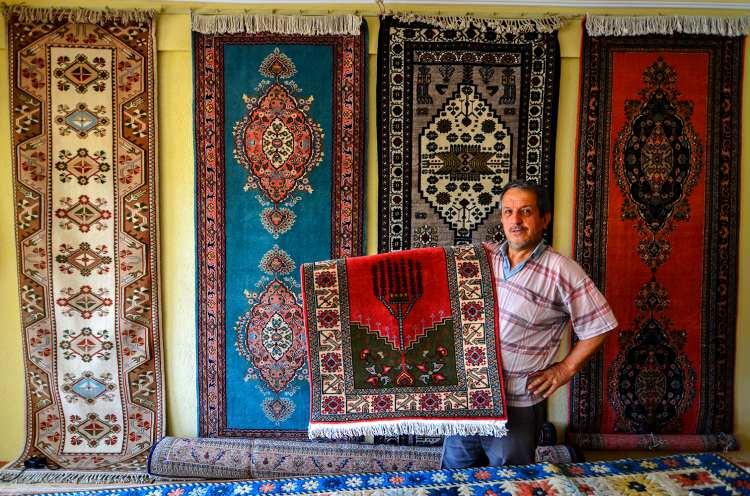 <p>Bütün malzemeler, ipler, yünler, tezgahlar, modeller elimde kaldı. Bunların hepsi hurda haline geldi. </p>