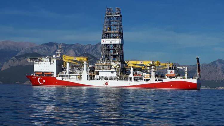 <p>12 bin 200 metre derinlikte yani dünyanın en derin çukuru olan Mariana Çukuru'ndan daha derinde, çok yüksek basınç altında dahi deniz sondajı yapabilme kabiliyeti bulunan Fatih'in uzunluğu neredeyse bir Eyfel Kulesi kadar.</p>

<p> </p>
